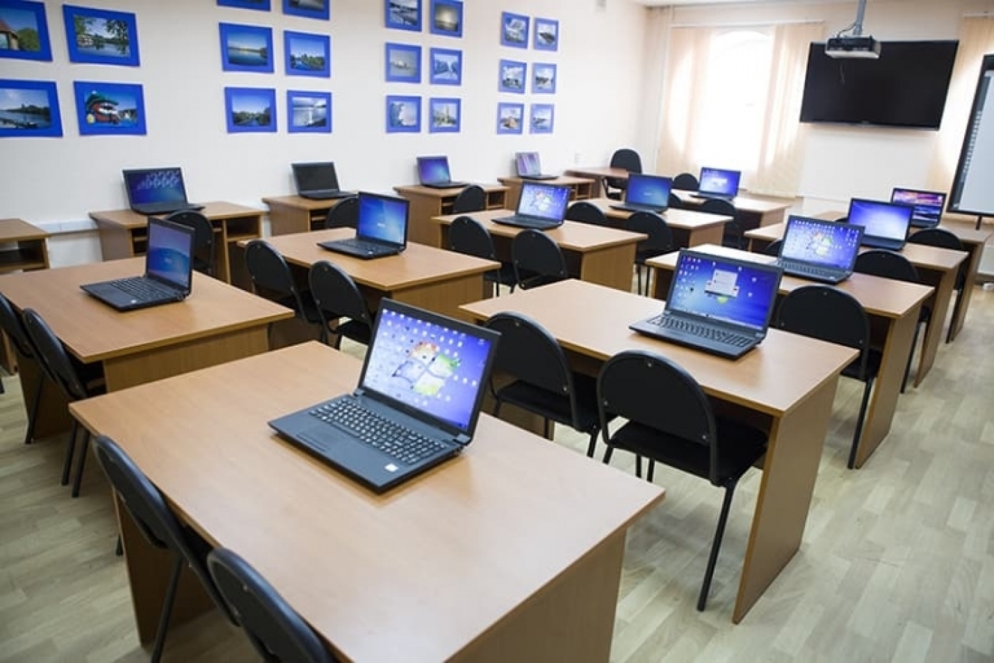 Цифровой образовательный кабинет. Компьютерный класс. Современный компьютерный класс. Компьютерный класс в школе. Кабинет информатики в школе.